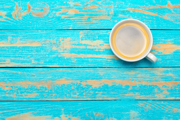 Kaffeetasse auf hölzerner Tabelle