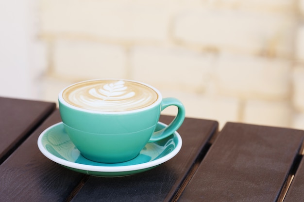 Kaffeetasse auf Holztisch. Blick von oben. Speicherplatz kopieren.