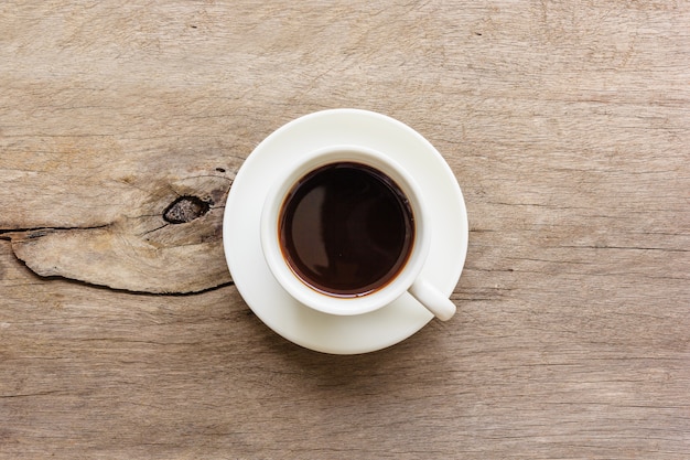 Kaffeetasse auf Holztisch, Draufsicht mit Kopienraum und Text