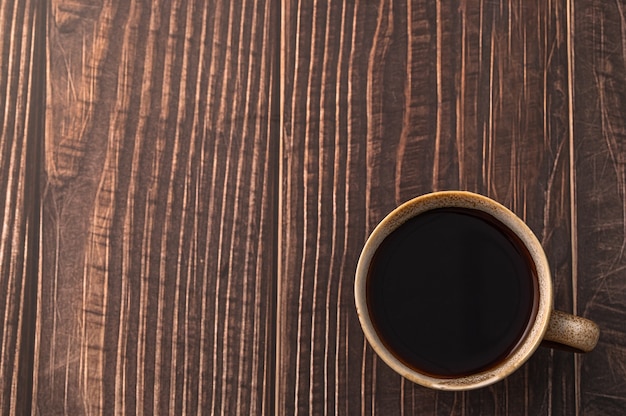 Kaffeetasse auf Holztisch