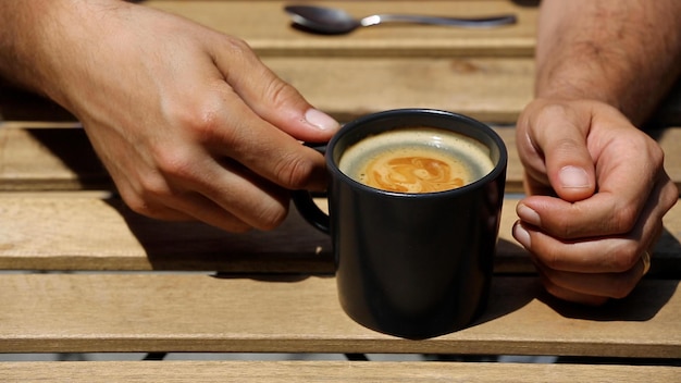 Kaffeetasse auf Holztisch