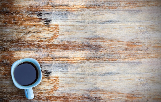 Kaffeetasse auf Holztisch