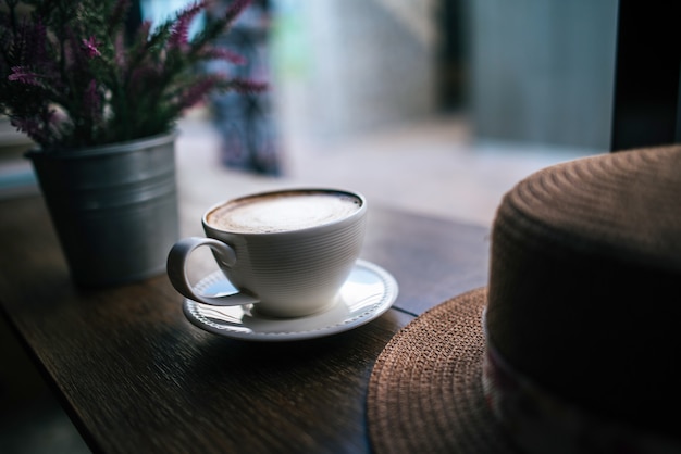 Kaffeetasse auf Tabelle im Café