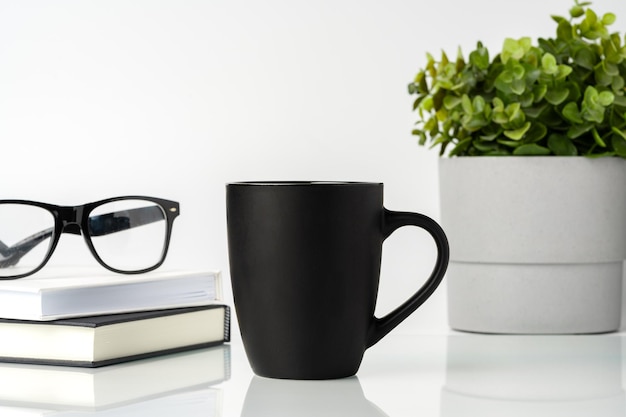 Kaffeetasse auf weißem Bürotisch-Attrappe