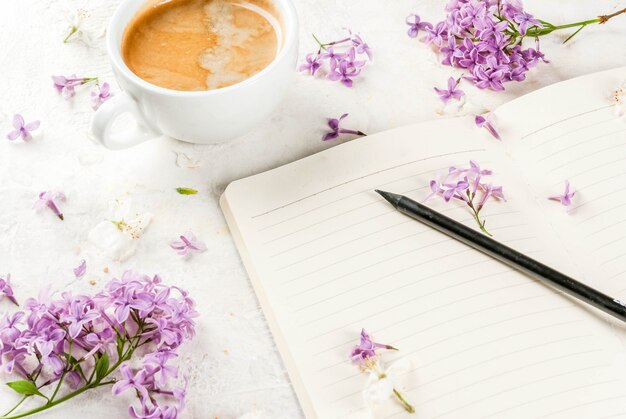 Kaffeetasse, Blumen und Notizblock