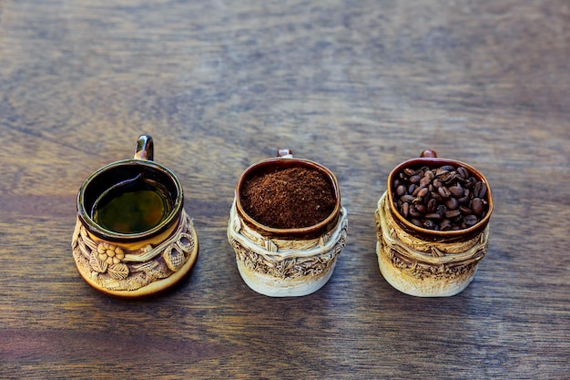 Kaffeetasse Bohnen und gemahlener Kaffee Kaffee Espressokorn natürliches Koffeinaroma