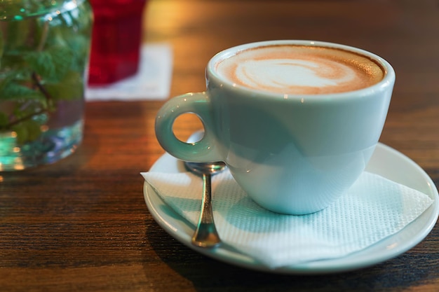 Kaffeetasse Cappuccino. Eine Tasse Cappuccino auf dem Tisch an der Bar.