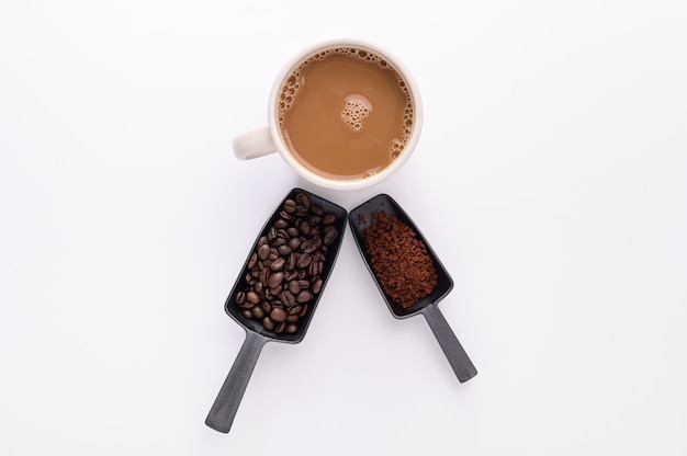 Kaffeetasse, gemahlener Kaffee, Kaffeetasse, weiße Hintergrundszene