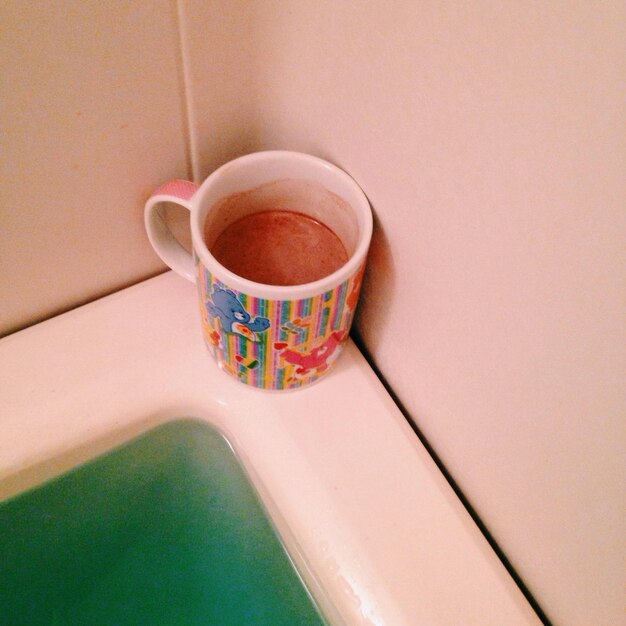 Foto kaffeetasse in der ecke der badewanne
