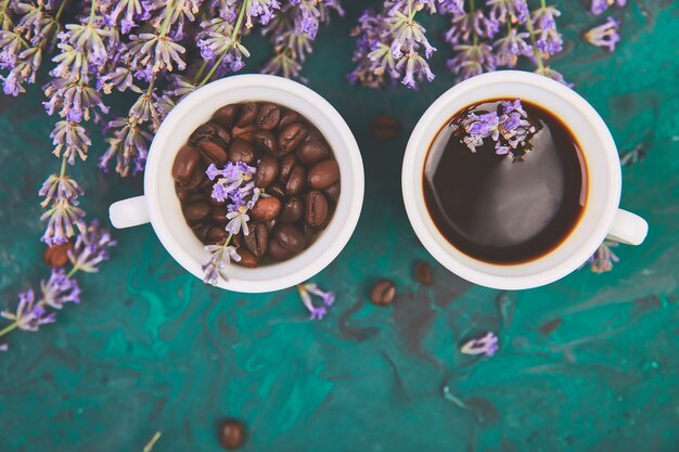 Kaffeetasse, Kaffeebohnen und Lavendelblüten