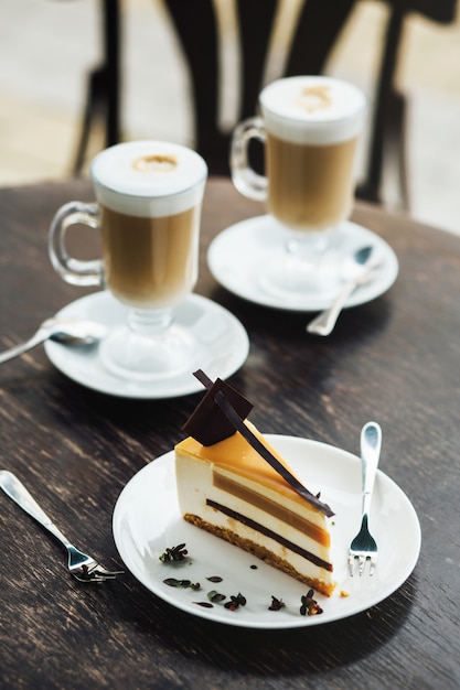 Kaffeetasse mit Cupcake, süßes Dessert zum Frühstück