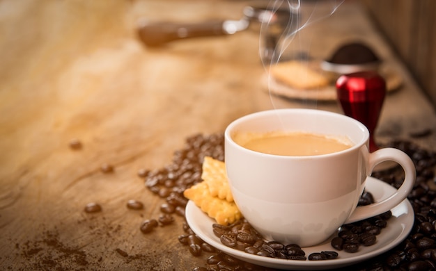 Kaffeetasse mit Kaffeebohne auf Holztisch