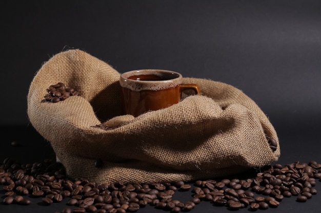 Kaffeetasse mit Kaffeebohnen und Stoffsack