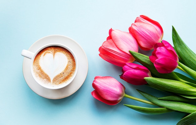 Kaffeetasse mit Latte Art und Tulpen