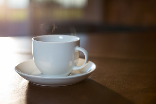 Kaffeetasse mit Untertasse auf einem Tisch