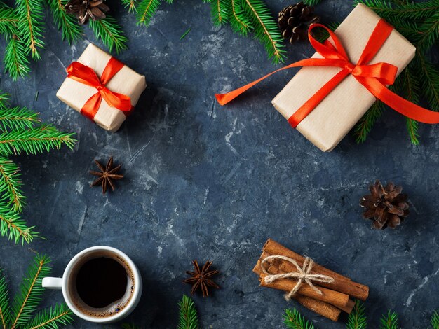 Kaffeetasse mit Weihnachtsgeschenkboxen und Fichtenzweigen