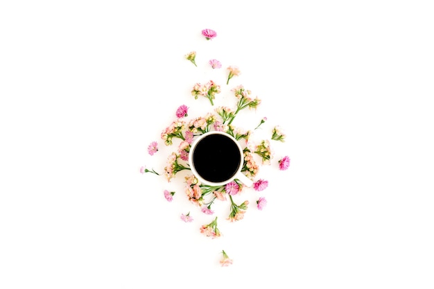 Kaffeetasse und Blumenkomposition mit Wildblumen