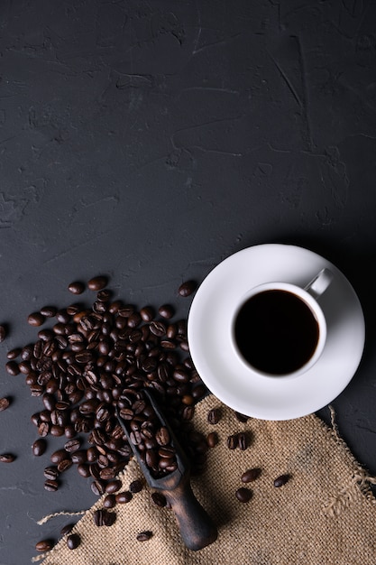 Kaffeetasse und Bohnen auf altem grauem Küchenbeton, Steintisch. Draufsicht mit Copyspace für Ihren Text
