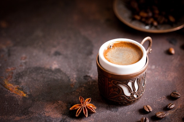 Kaffeetasse und Bohnen auf altem Küchentisch. türkischer kaffee und türkische freude mit copyspace