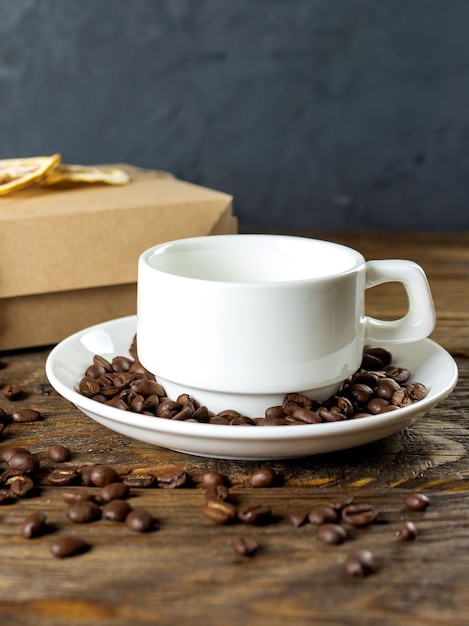 Kaffeetasse und Bohnen auf altem Küchentisch.