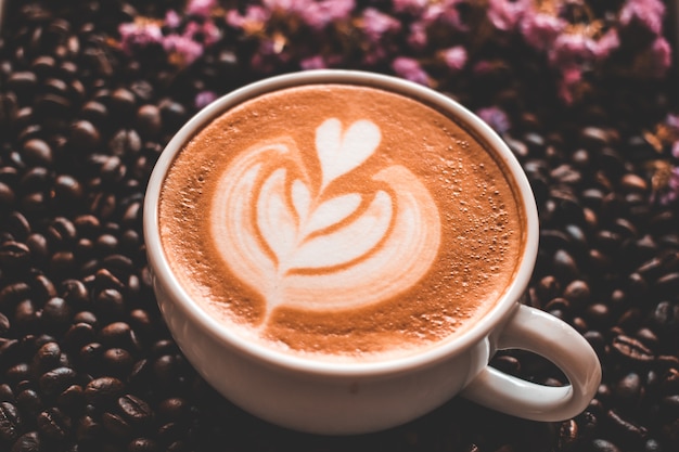 Kaffeetasse und Bohnen auf alten Küchentisch