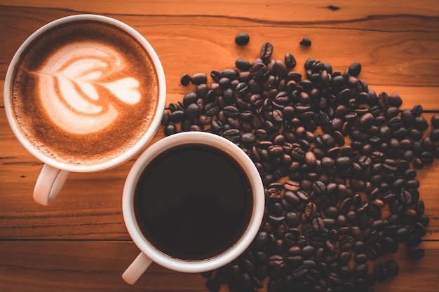 Foto kaffeetasse und bohnen auf alten küchentisch