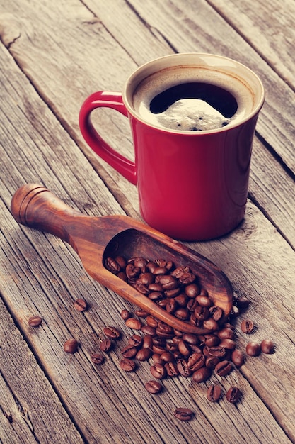 Foto kaffeetasse und bohnen auf holztisch