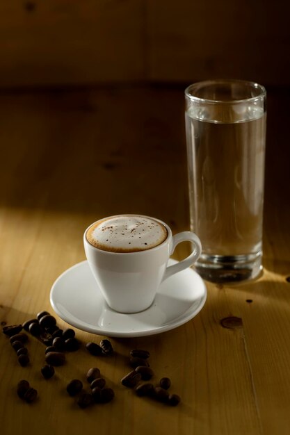 Kaffeetasse und Bohnen auf Holztisch