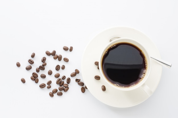 Kaffeetasse und Bohnen Kaffee auf einem weißen Hintergrund