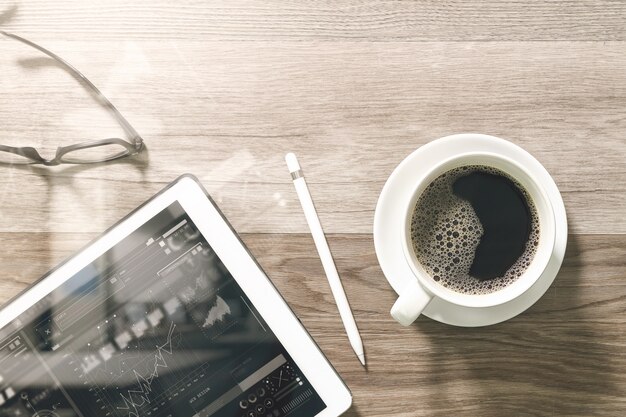 Kaffeetasse und Digital-Tabelle koppeln intelligente Tastatur und Brillen mit Griffelstift auf Holztisch an.