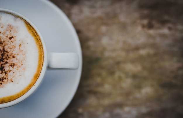 Kaffeetasse und Kaffeebohnen auf dem Tisch in der Natur