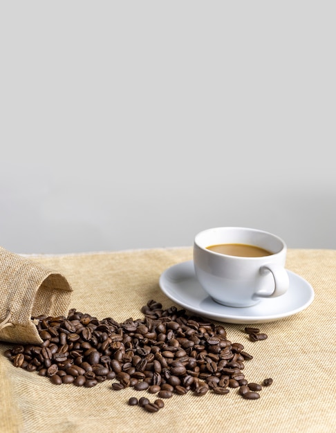 Foto kaffeetasse und kaffeebohnen auf tabelle