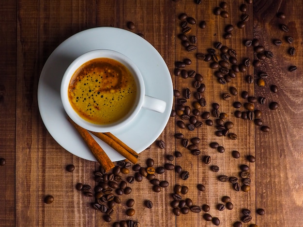 Kaffeetasse und Kaffeebohnen auf Tabelle