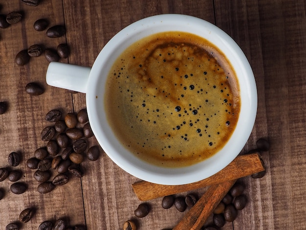 Kaffeetasse und Kaffeebohnen auf Tabelle