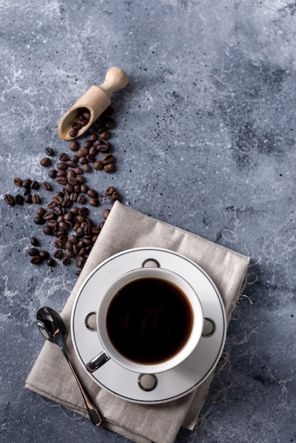 Kaffeetasse und Kaffeebohnen