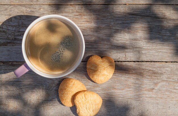 Kaffeetasse und Kekse auf dem Gartentisch