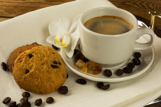 Kaffeetasse und Kekse auf dem Serviertablett