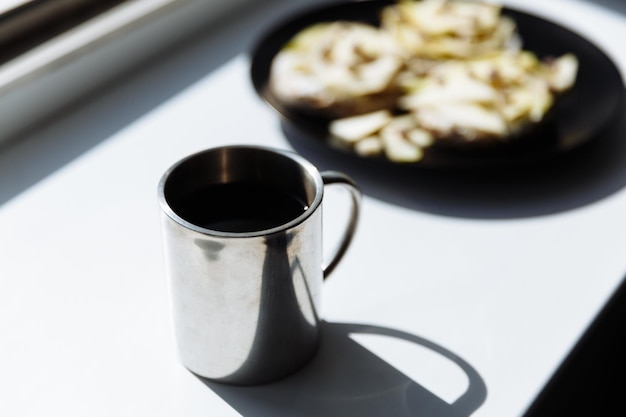 Kaffeetasse und köstliche Törtchen oder Kuchen mit gemischten Apfel- und Birnenstücken und Schokolade von oben Sommergebäck-Desserts