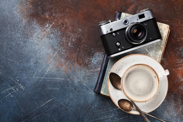 Kaffeetasse und Retro-Kamera