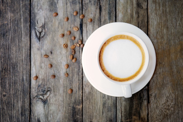 Foto kaffeetasse und samen auf holz.