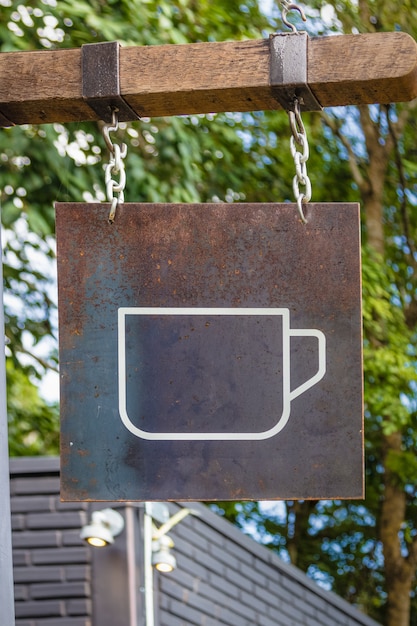 Kaffeetasse Zeichen auf Holz bar hängen