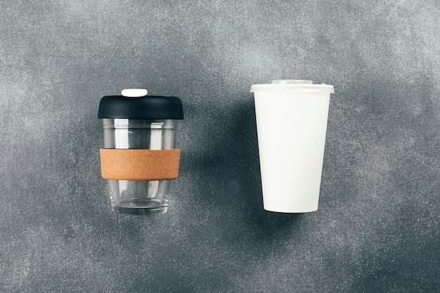 Kaffeetasse zum Mitnehmen und Einweg-Pappbecher mit Plastikdeckel. Bewusste Wahl. Wiederverwendbares Konzept ohne Abfall.
