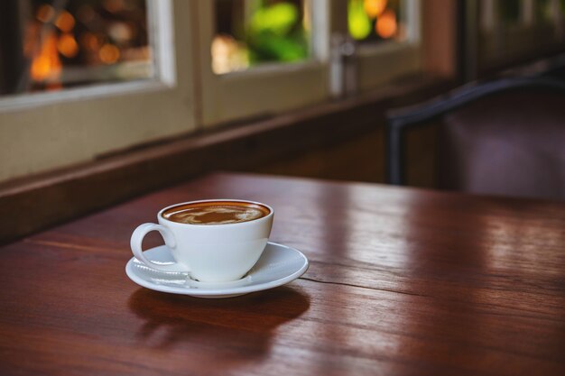 Kaffeetassen auf einem Holztisch in einem Café