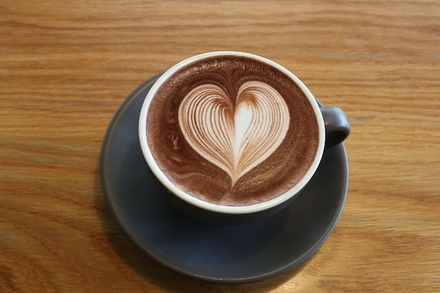 Kaffeetassen auf einem Tisch in einem Café