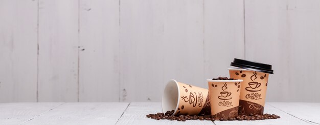 Kaffeetassen auf Holztisch für Site Header