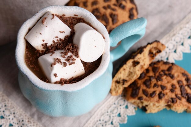 Foto kaffeetassen mit marshmallow und kekse auf dem holztisch