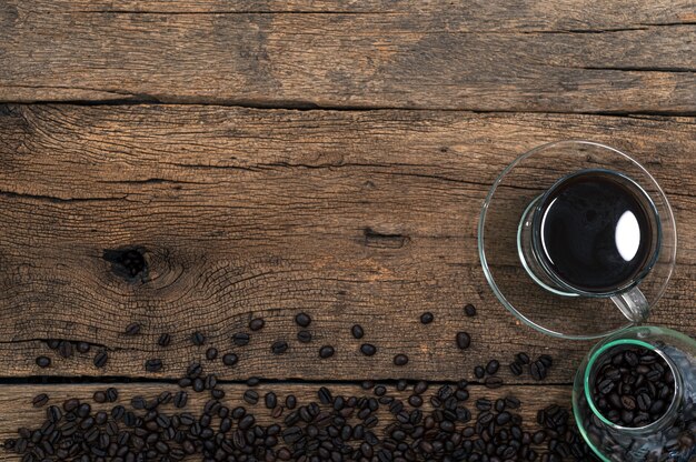 Foto kaffeetassen und kaffeebohnen stehen auf dem schreibtisch