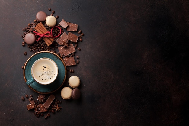 Kaffeetassenschokolade und Makronen auf altem Küchentisch