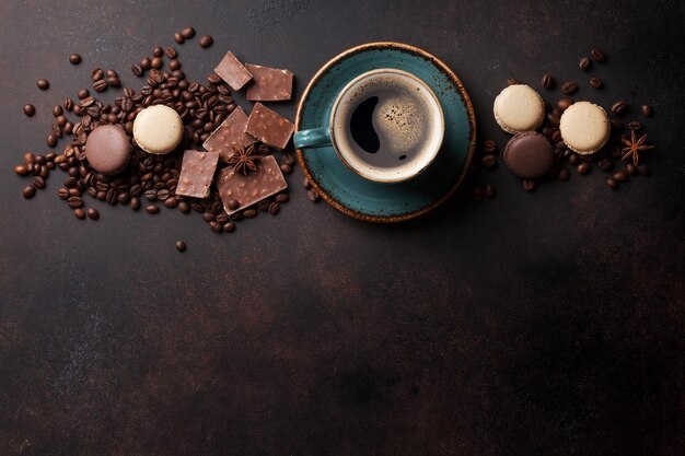 Kaffeetassenschokolade und Makronen auf altem Küchentisch