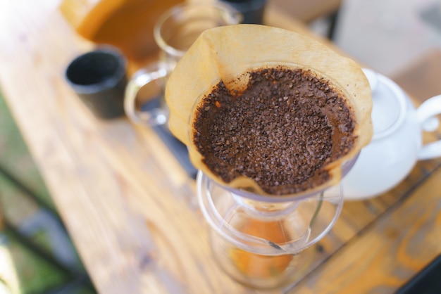 Kaffeetropfen durch Gießen von heißem Wasser